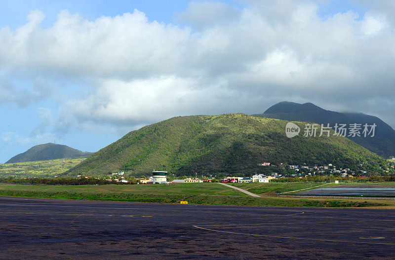 圣基茨岛的Basseterre -国际机场，Robert L. Bradshaw机场(SKB) -空中交通管制塔和消防站- Ogees和Monkey Hill